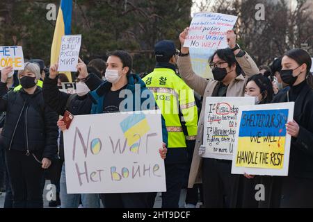 Seoul, Südkorea. 27.. Februar 2022. Demonstranten halten Plakate während einer Kundgebung gegen die russische Invasion in der Ukraine in Seoul. (Foto von Simon Shin/SOPA Images/Sipa USA) Quelle: SIPA USA/Alamy Live News Stockfoto