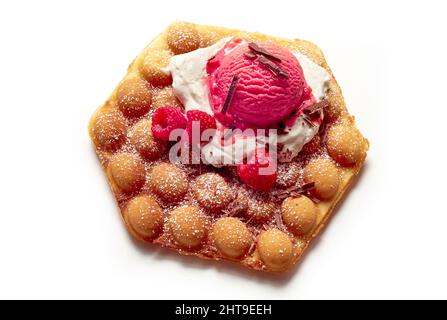 Süße Seifenblasenwaffel, garniert mit Eisportionierer und Gelee-Bonbons Stockfoto