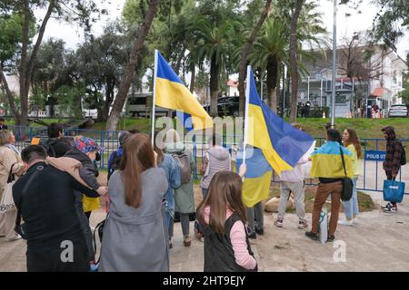 Antalya, Türkei - 27 2022. Februar: Ukrainer versammeln sich in Antalya, um gegen die russische Invasion in ihre Heimat und gegen die russische Invasion zu protestieren. Stockfoto
