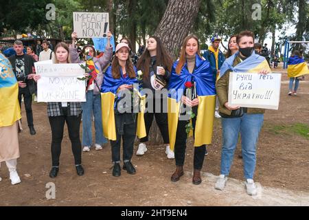 Antalya, Türkei - 27 2022. Februar: Ukrainer versammeln sich in Antalya, um gegen die russische Invasion in ihre Heimat und gegen die russische Invasion zu protestieren. Stockfoto