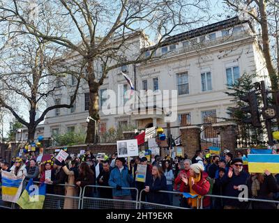 Demonstranten versammelten sich vor dem russischen Konsulat in London und schwenkten Banner und Plakate, um gegen die russische Invasion in der Ukraine zu protestieren Stockfoto