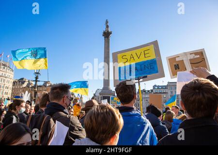 London, Großbritannien. 27.. Februar 2022. Aktivisten halten Plakate und Flaggen während eines Anti-Kriegs-Protests zwischen der Ukraine und Russland.Tausende Demonstranten versammelten sich auf dem Trafalgar Square im Zentrum von London, um gegen den Angriff Russlands auf die Ukraine zu protestieren. Kredit: SOPA Images Limited/Alamy Live Nachrichten Stockfoto