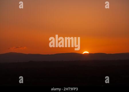 Sonnenuntergang über der Bergkette der Clwydian Hills in Nordwales Stockfoto