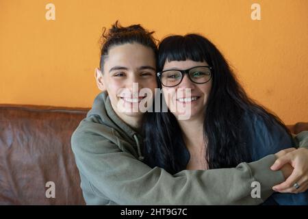 Portrait von kaukasisch lächelnder Mutter und Sohn Stockfoto