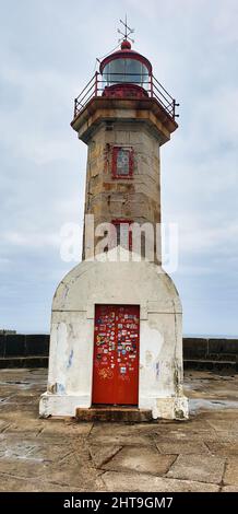 Ein alter Leuchtturm von Farolim de Felgueiras in Foz do Douro Stockfoto