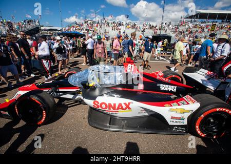 St. Petersburg, Usa. 27.. Februar 2022. Das Auto von Rinus Veekay erwartet den Start des Firestone Grand Prix von St. Petersburg 2022 am Sonntag, den 27. Februar 2022 in St. Petersburg, Florida. Foto von Edwin Locke/UPI Credit: UPI/Alamy Live News Stockfoto