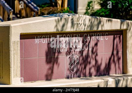 Das Schild der McGill-Toolen Catholic High School ist am 19. Februar 2022 in Mobile, Alabama, abgebildet. Stockfoto