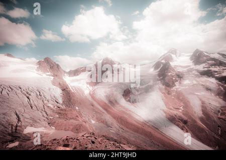 Fantasievoll rosa Effektfarbe des Palla Bianca Massivs großer Gletscher Stockfoto