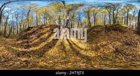 360 Grad Panorama Ansicht von Full seamless spherical hdri 360 Panorama in baumbedeckter Schlucht im Herbstwald an sonnigem Tag in äquirechteckiger kugelförmiger Projektion mit Fußweg i