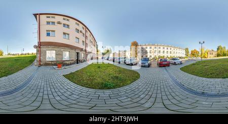 360 Grad Panorama Ansicht von GRODNO, WEISSRUSSLAND - NOVEMBER 2021: Volles nahtloses hdri Panorama 360-Winkel-Ansicht auf Parkplatz mit Autos in der Nähe von Gebäuden Provinzstadt am sonnigen Herbsttag in