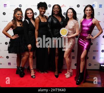 Die sechs Darsteller wurden im Rahmen der WhatsOnStage Awards im Prince of Wales Theatre, London, für die beste West End Show ausgezeichnet. Bilddatum: Sonntag, 27. Februar 2022. Stockfoto