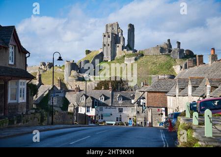 Corfe Dorf, von der East Street aus gesehen und im Hintergrund die Ruinen von Corfe Castle Stockfoto