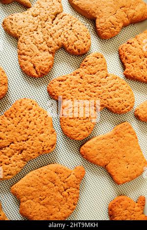 Nahaufnahme von frisch gebackenen hausgemachten Plätzchen auf einer Silikon-Küchenmatte. Stockfoto