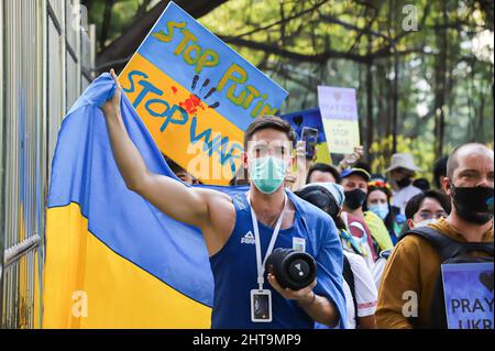 Bangkok, Thailand. 27.. Februar 2022. Ukrainische Demonstranten und die Anti-Kriegs-Koalition erhoben Transparente, die gegen den Krieg des russischen Präsidenten Putin gegen die Ukraine protestierten, sowie Gesang und Spaziergang auf dem Skywalk vom Lumpini-Park zum Benjakitti-Park. (Foto: Adirach Toumlamoon/Pacific Press) Quelle: Pacific Press Media Production Corp./Alamy Live News Stockfoto