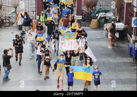 Bangkok, Thailand. 27.. Februar 2022. Ukrainische Demonstranten und die Anti-Kriegs-Koalition erhoben Transparente, die gegen den Krieg des russischen Präsidenten Putin gegen die Ukraine protestierten, sowie Gesang und Spaziergang auf dem Skywalk vom Lumpini-Park zum Benjakitti-Park. (Foto: Adirach Toumlamoon/Pacific Press) Quelle: Pacific Press Media Production Corp./Alamy Live News Stockfoto