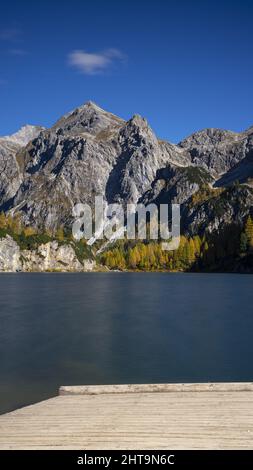 Schönes vertikales Foto vom Tappenkarsee, Österreich Stockfoto
