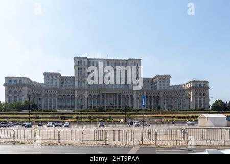 BUKAREST, RUMÄNIEN - 16. AUGUST 2021: Der Palast des Parlaments im Zentrum der Stadt Bukarest, Rumänien Stockfoto