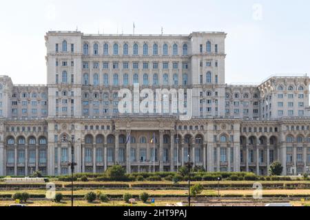 BUKAREST, RUMÄNIEN - 16. AUGUST 2021: Der Palast des Parlaments im Zentrum der Stadt Bukarest, Rumänien Stockfoto