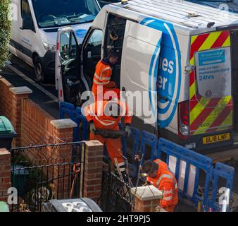 London. UK-02.23.2022. Arbeiter des Energieversorgers Thames Water führen Reparatur- und Wartungsarbeiten auf dem Bürgersteig durch. Stockfoto