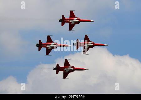 Patrouille Suisse Kunstflugteam. Der Flug besteht aus 6 F-5E 'Tiger II' Flugzeugen. Stockfoto