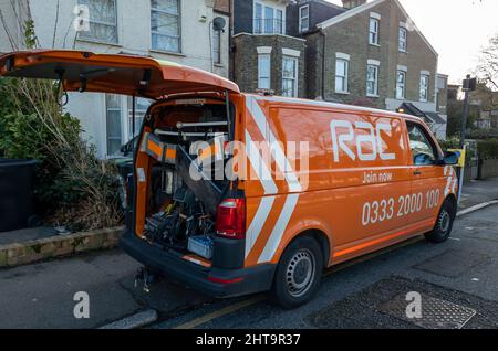 London. GROSSBRITANNIEN: 02.26.2022. Ein RAC-Van auf Abruf, um das defekte Fahrzeug eines Mitglieds zu unterstützen und zu reparieren. Stockfoto