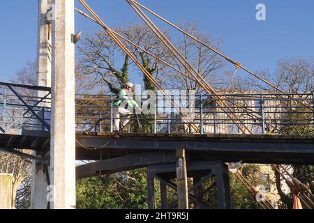 Teddington Lock Bridge (West), ein Vorort im Südwesten Londons im Londoner Stadtteil Richmond upon Thames Stockfoto