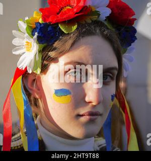 London (UK), 27.02.2022: Auf dem Trafalgar Square im Zentrum von London finden Proteste gegen den Krieg Russlands gegen die Ukraine statt. Stockfoto