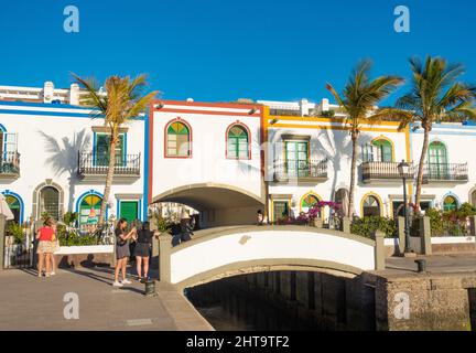 Puerto de Mogan, Gran Canaria, Kanarische Inseln, Spanien. 27.. Februar 2022. Touristen, viele Briten, genießen den herrlichen Sonnenschein in Puerto de Mogan (auch Little Venice genannt) auf Gran Canaria. Quelle: Alan Dawson/Alamy Live News Stockfoto