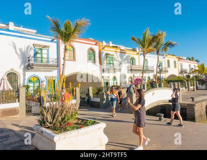 Puerto de Mogan, Gran Canaria, Kanarische Inseln, Spanien. 27.. Februar 2022. Touristen, viele Briten, genießen den herrlichen Sonnenschein in Puerto de Mogan (auch Little Venice genannt) auf Gran Canaria. Quelle: Alan Dawson/Alamy Live News Stockfoto