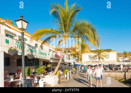 Puerto de Mogan, Gran Canaria, Kanarische Inseln, Spanien. 27.. Februar 2022. Touristen, viele Briten, genießen den herrlichen Sonnenschein in Puerto de Mogan (auch Little Venice genannt) auf Gran Canaria. Quelle: Alan Dawson/Alamy Live News Stockfoto