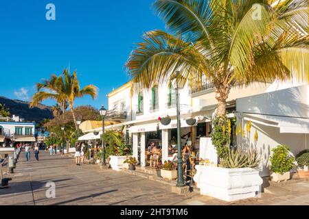 Puerto de Mogan, Gran Canaria, Kanarische Inseln, Spanien. 27.. Februar 2022. Touristen, viele Briten, genießen den herrlichen Sonnenschein in Puerto de Mogan (auch Little Venice genannt) auf Gran Canaria. Quelle: Alan Dawson/Alamy Live News Stockfoto