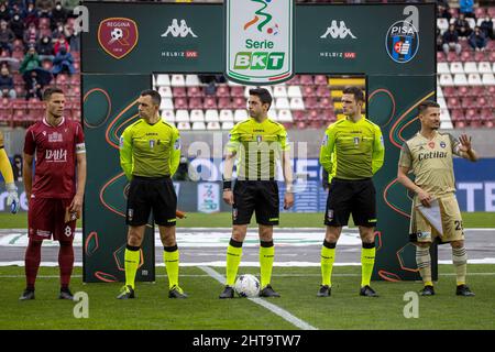 Reggio Calabria, Italien. 27.. Februar 2022. Captains of Reggio and Pisa during Reggina 1914 vs AC Pisa, Italian Soccer Serie B match in Reggio Calabria, Italy, February 27 2022 Credit: Independent Photo Agency/Alamy Live News Stockfoto