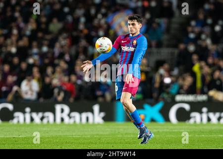 Barcelona, Spanien. 27. February 2022 ; Nou Camp, Barcelona, Spanien: La Liga Football, FC Barcelona versus Athletic Bilbao; 16 Pedro "Pedri" Gonzalez vom FC Barcelona bringt einen hohen Ball ins Spiel Credit: Action Plus Sports Images/Alamy Live News Stockfoto