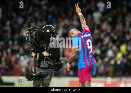 Barcelona, Spanien. 27. February 2022 ; Nou Camp, Barcelona, Spanien: La Liga Football, FC Barcelona versus Athletic Bilbao; 9 Memphis Depay FC Barcelona Spieler feiert das Tor 4. für 4-0 in der 93.-minütigen Gutschrift: Action Plus Sports Images/Alamy Live News Stockfoto