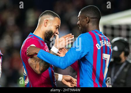 Barcelona, Spanien. 27. February 2022 ; Nou Camp, Barcelona, Spanien: La Liga Football, FC Barcelona versus Athletic Bilbao; 9 Memphis Depay FC Barcelona Spieler feiert das Tor 4. für 4-0 in der 93. Minute mit Ousmane Dembele Credit: Action Plus Sports Images/Alamy Live News Stockfoto