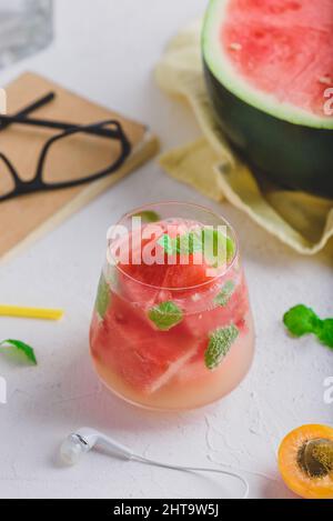 Frische Wassermelone, Gin-Cocktail mit Soda und garniert mit Minzblättern Stockfoto