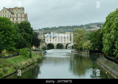 Wunderschöne Aussicht auf die Pulteney-Brücke im palladianischen Stil über den Fluss Avon in Bath Stockfoto