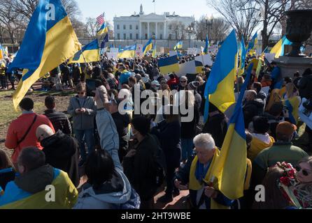 27. Februar 2022: Anhänger der Ukraine versammeln sich im Weißen Haus, um gegen die russische Invasion in der Ukraine zu protestieren und Präsident Biden und die NATO zu erflehen, stärker gegen Wladimir Putin und Russland vorzugehen. Stockfoto