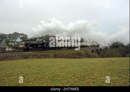 „Lydham Manor“ (läuft als Klassenpionier 7800 „Torquay Manor“) im Broadsands Viaduct. Stockfoto