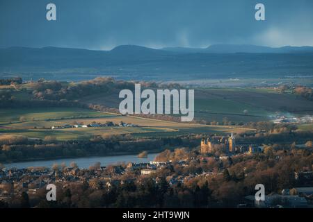 Blick von oben auf eine schottische Stadt mit einem alten Schloss am See bei Sonnenuntergang. Linlithgow, Schottland Stockfoto