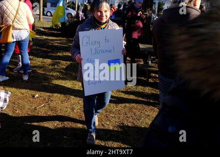 Frau mit dem Schild „Ruhm der Ukraine, Stoppt das Böse Russische Reich“ bei einer Kundgebung in Metuchen, New Jersey, zur Unterstützung der Ukraine nach der russischen Invasion Stockfoto