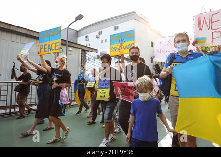 Bangkok, Thailand. 27.. Februar 2022. Ukrainische Demonstranten und die Anti-Kriegs-Koalition erhoben Transparente, die gegen den Krieg des russischen Präsidenten Putin gegen die Ukraine protestierten, sowie Gesang und Spaziergang auf dem Skywalk vom Lumpini-Park zum Benjakitti-Park. (Bild: © Adirach Toumlamoon/Pacific Press via ZUMA Press Wire) Stockfoto