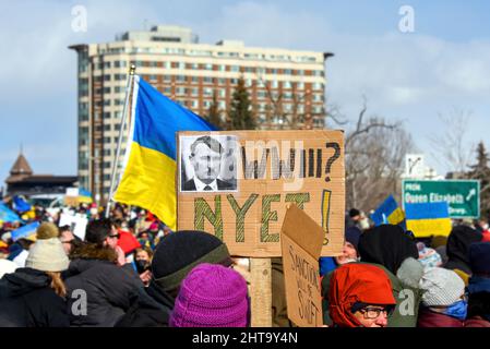 Ottawa, Kanada - 27. Februar 2022: Unterzeichnen Sie mit Putin, während Hitler bei der Versammlung in Ottawa mit der Ukraine-Kundgebung und dem Marsch gegen die russische Invasion in der Ukraine steht. Es begann an der russischen Botschaft und endete im Rathaus von Ottawa. Kanada hat die drittgrößte ukrainische Bevölkerung der Welt hinter der Ukraine selbst und Russland. Stockfoto