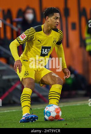 Jude BELLINGHAM , Nr. 22 BVB im Spiel FC AUGSBURG - BORUSSIA DORTMUND 1-1 1.Deutsche Fußballliga am 27. Feb 2022 in Augsburg, Deutschland Saison 2021/2022, Spieltag 24, 1.Bundesliga, 24.Spieltag. © Peter Schatz / Alamy Live News - die DFL-VORSCHRIFTEN VERBIETEN DIE VERWENDUNG VON FOTOS als BILDSEQUENZEN und/oder QUASI-VIDEO - Stockfoto