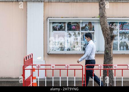 Bangkok, Thailand. 25.. Februar 2022. Mitarbeiter der russischen Botschaft in Thailand, Bangkok, die nach der Arbeitszeit aus der Botschaft gehen (Bildnachweis: © Adirach Toumlamoon/Pacific Press via ZUMA Press Wire) Stockfoto