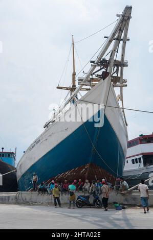 Traditionelles altes Holzboot, Phinisi, dockte am Sunda Kelapa Hafen, Jakarta, Indonesien an Stockfoto