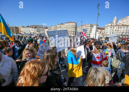 Marseille, Frankreich. 26.. Februar 2022. Demonstranten halten Plakate und Flaggen während der Demonstration gegen die russische Militärinvasion in der Ukraine in Marseille. Kredit: SOPA Images Limited/Alamy Live Nachrichten Stockfoto