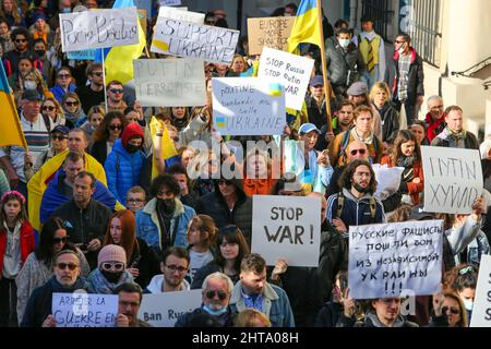 Marseille, Frankreich. 26.. Februar 2022. Demonstranten halten Plakate während der Demonstration gegen die russische Militärinvasion in der Ukraine in Marseille. Kredit: SOPA Images Limited/Alamy Live Nachrichten Stockfoto