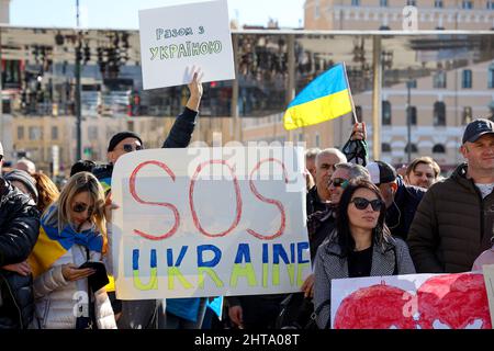 Marseille, Frankreich. 26.. Februar 2022. Demonstranten halten Plakate und Flaggen während der Demonstration gegen die russische Militärinvasion in der Ukraine in Marseille. Kredit: SOPA Images Limited/Alamy Live Nachrichten Stockfoto