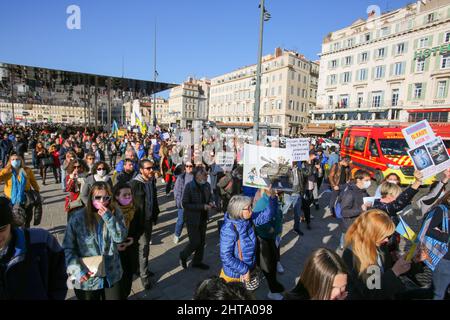 Marseille, Frankreich. 26.. Februar 2022. Demonstranten marschieren mit Plakaten und Fahnen während der Demonstration gegen die russische Militärinvasion in die Ukraine in Marseille. Kredit: SOPA Images Limited/Alamy Live Nachrichten Stockfoto